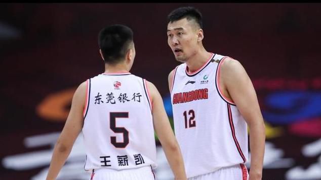 洛奇·巴尔博亚（西尔维斯特·史泰龙饰）在第十五回合败给世界冠军拳王阿波罗·奎迪（卡尔·韦瑟斯饰），赛后，他很快花光了角逐博得的奖金。为了养家生活，他测验考试了良多的工作，均未成功。他再三斟酌，决议做回本行，从头起头他的拳击生活生计。 阿波罗对前次的掉败也很是介意，他屡次给洛奇制造麻烦，强逼他重出江湖。固然太太否决，但洛奇依然紧锣密鼓，起头做比如赛的筹办，他的决心终究获得亲人的撑持。在亲朋的协助下，他苦练拳术，走上赛场，和阿波罗睁开惊险奋斗。